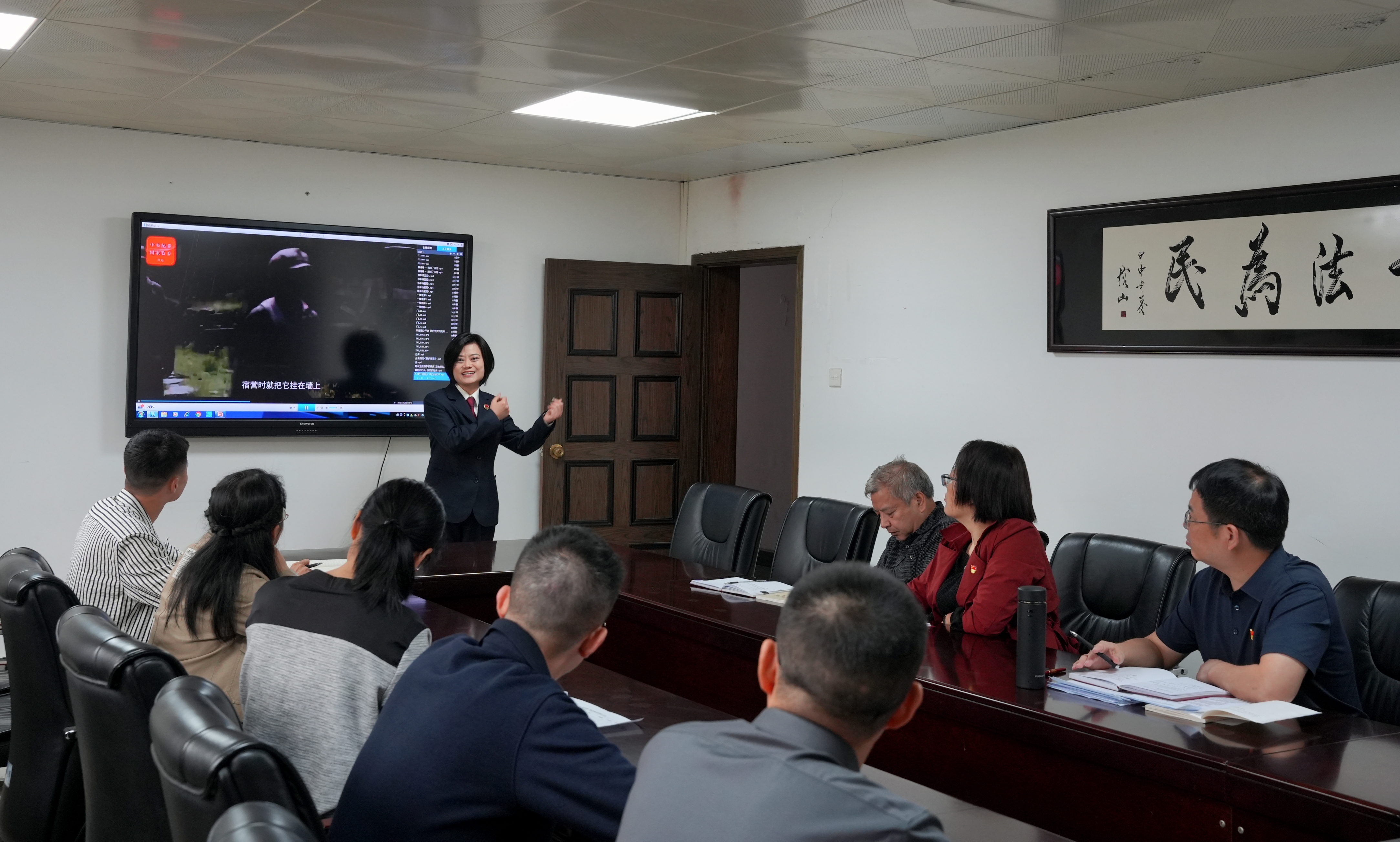中心组学习青年干警讲述红色故事.jpg